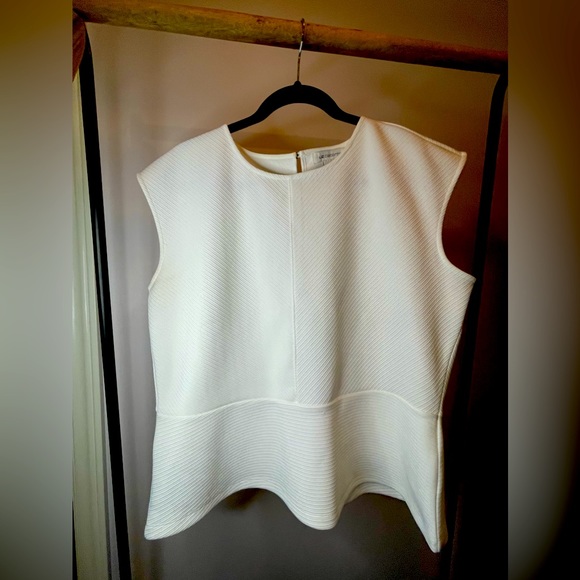 Liz Claiborne White womens sleeveless top. Great texture and shaping - Picture 1 of 8